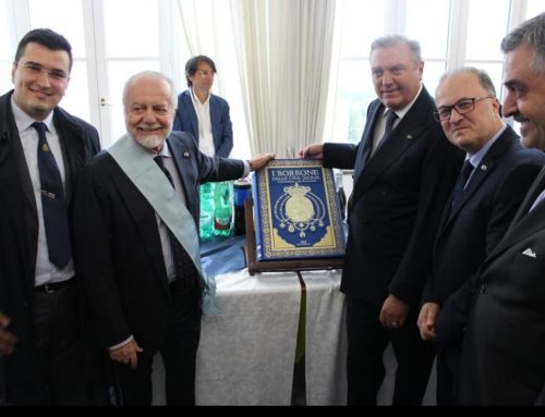 I NEOBORBONICI E CARLO DI BORBONE REGALANO A DE LAURENTIIS IL LIBRO “I BORBONE DELLE DUE SICILIE”